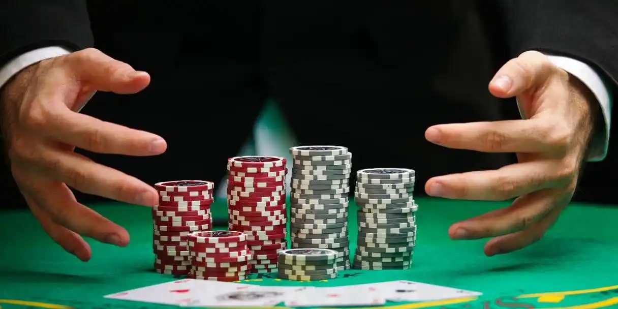 Filipino player accessing 99jl casino games on a mobile phone
